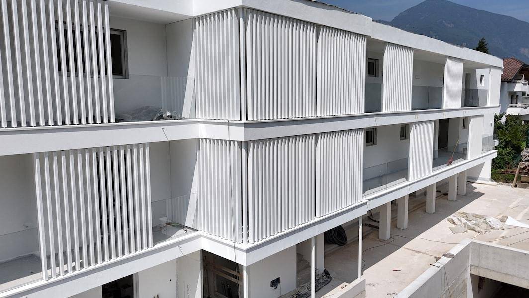 Brixen-Neubau-Luxus-Penthous-Immobilien-Plose-Wohnung-Garten-Wandern-Berge-Stadt-Bischofsstadt-White-Residence-Bressanone-Nuova Costruzione-Attico-di-lusso-Immobili-Plose-Appartamento-Giardino-Escursioni-Montagna-Città-Città Vescovile-Residenza Bianca