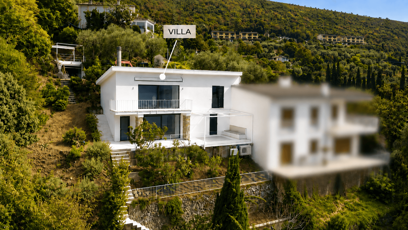 Moderne weiße Villa auf einem grünen Hügel, umgeben von üppiger Vegetation mit Blick auf die Landschaft.