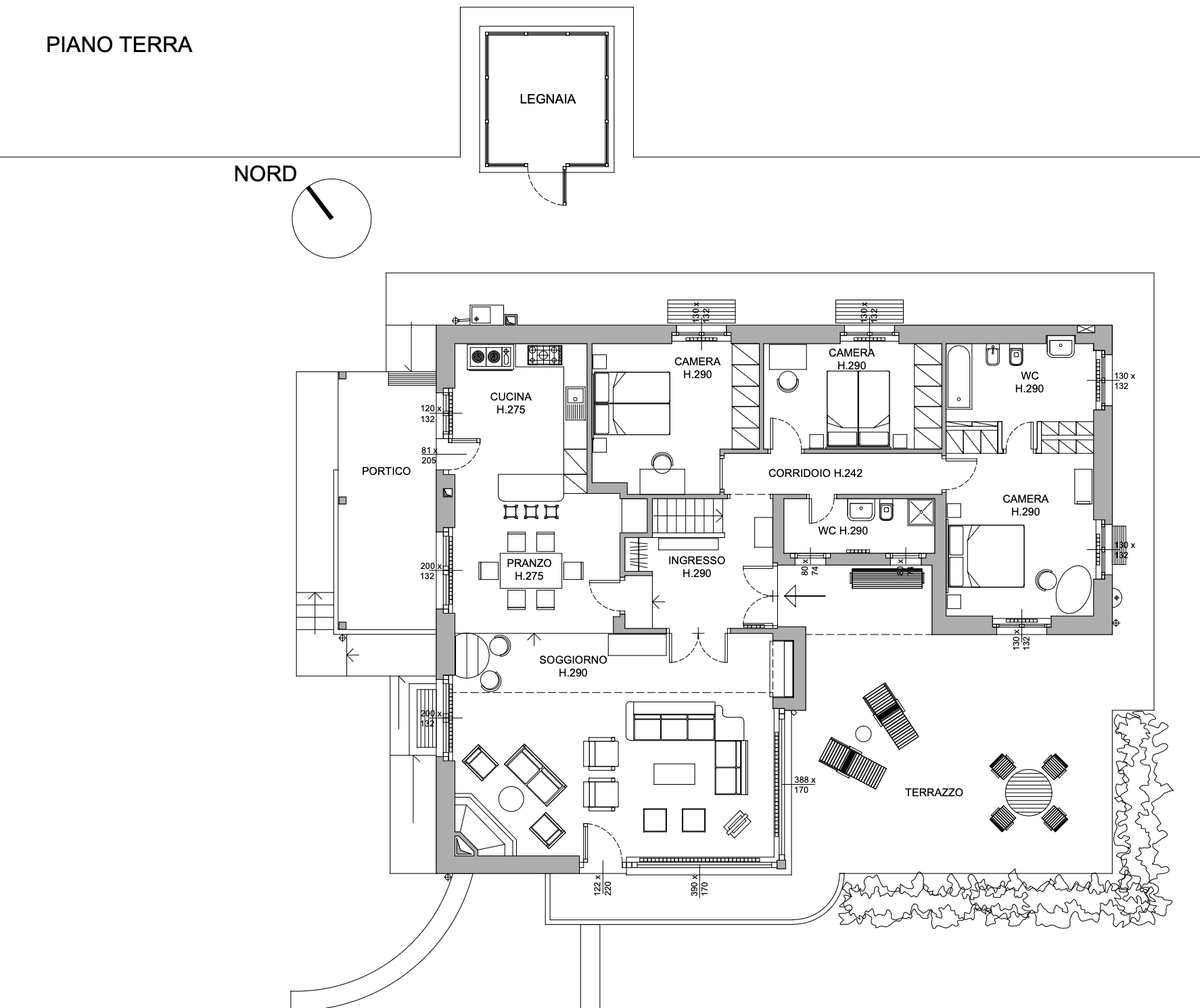 Grundriss des Erdgeschosses mit Wohnzimmer, Küche, drei Schlafzimmern und Terrasse.