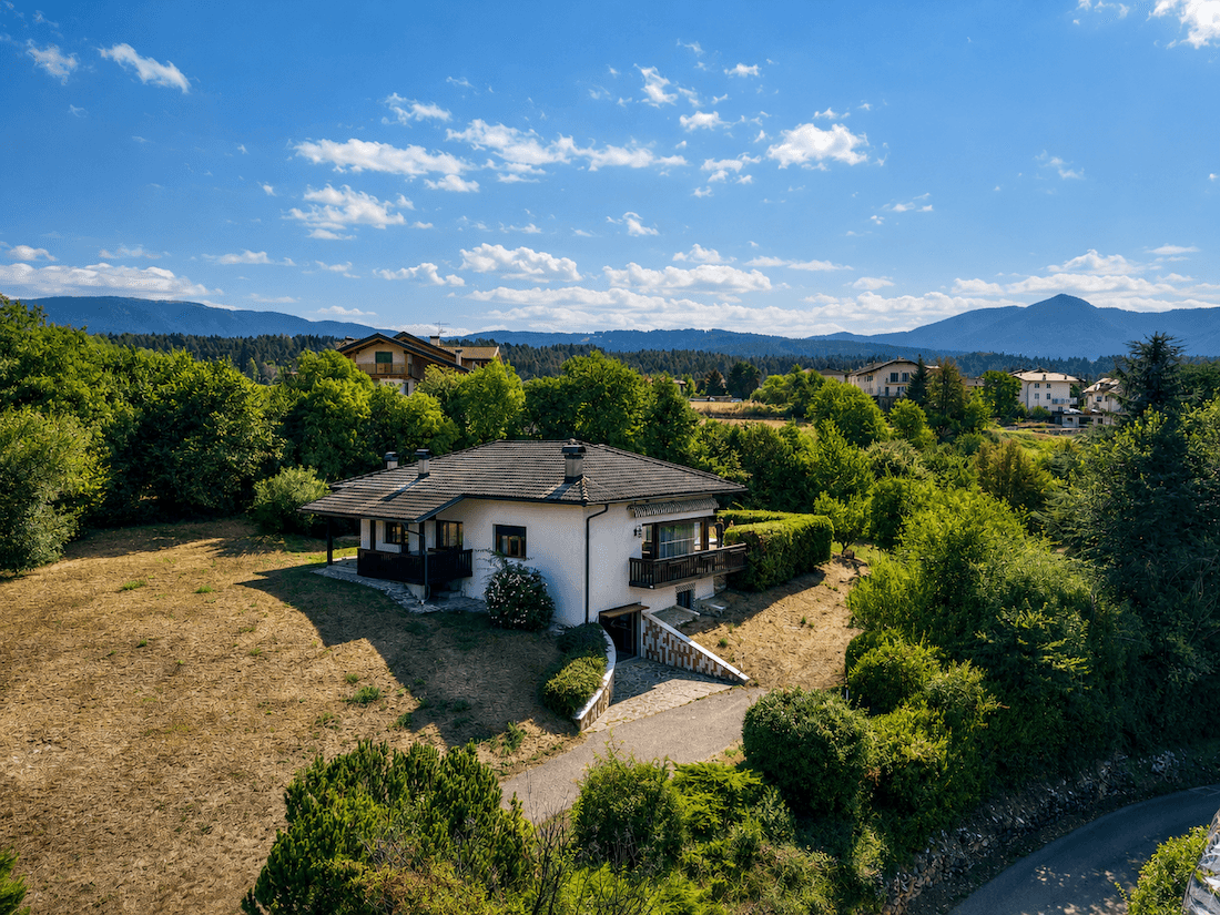 Freistehendes Haus in ländlicher Umgebung mit weitem Blick auf die umliegende Landschaft.