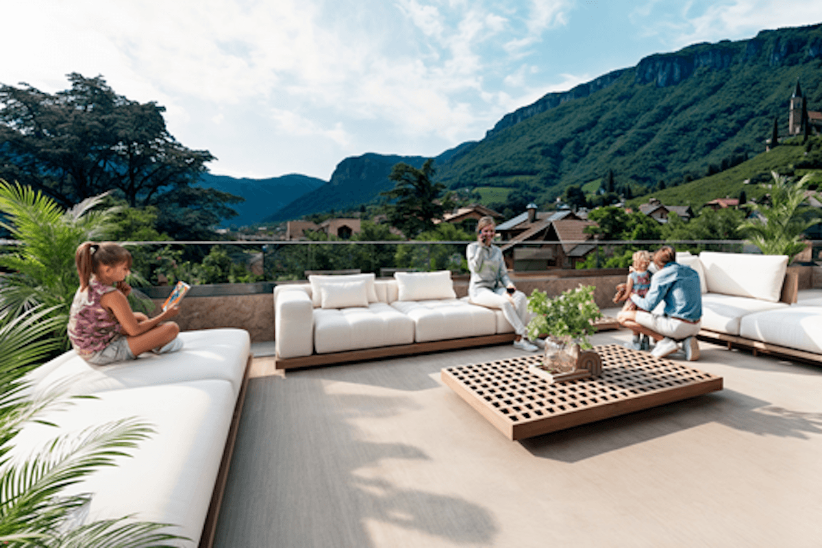 Großzügige Dachterrasse mit modernen Loungemöbeln und atemberaubendem Blick auf die umliegenden Berge.