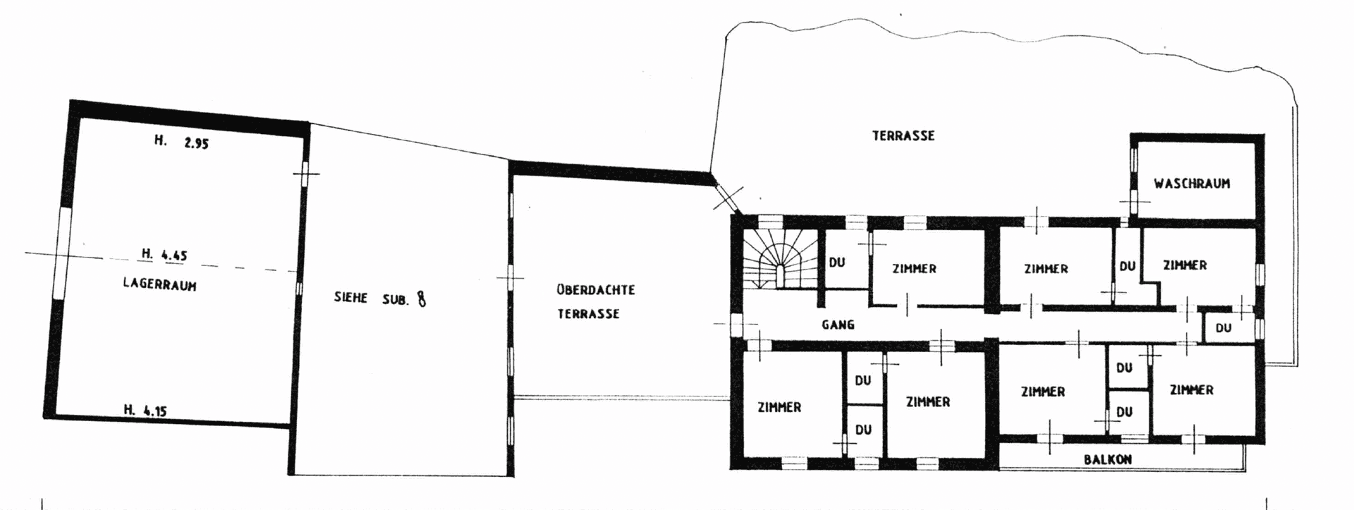 Grundriss eines Obergeschosses mit mehreren Zimmern, Terrasse und Balkon.