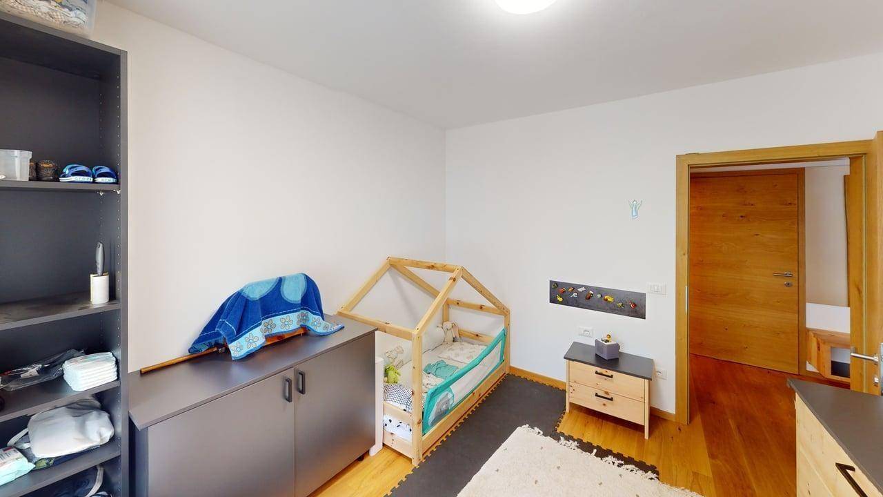 Top-saniertes 3-Zimmer-Wohnjuwel im Burggrafenamt – Ruhe, Bergblick & Qualität vereint! / Trilocale ristrutturato nel cuore del Burgraviato: tranquillità, vista montagne e comfort / Renovated 3-room apartment in Burggrafenamt – peace, mountain views & lifestyle.