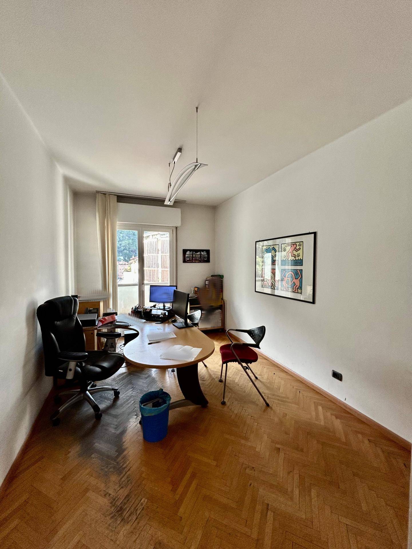 Bozen Zentrum, Nähe Universität, Investitionsobjekt, Studenten-WG geeignet, 4. Stock mit Aufzug, Große Wohnküche, Kleine Terrasse, 4 große Schlafzimmer, 2 Balkone, Großes Badezimmer, Abstellkammer, Keller inklusive, Gemeinschaftlicher Dachboden, Hohe Mietrendite, Sehr gute Lage, Alles fußläufig erreichbar, Öffentliche Verkehrsmittel in der Nähe, Perfekt für Vermietung, Seltene Gelegenheit, Renditestark