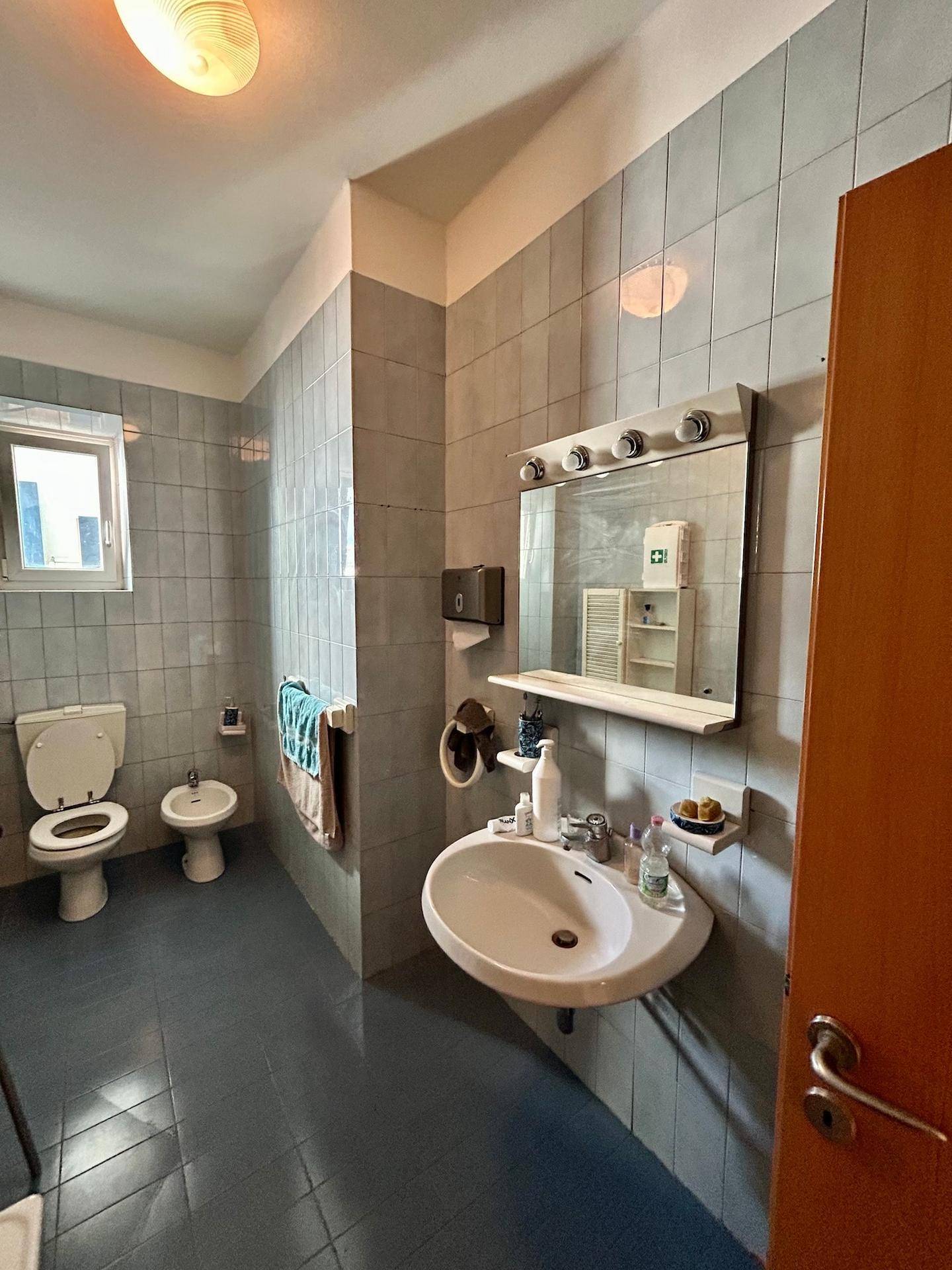 Bozen Zentrum, Nähe Universität, Investitionsobjekt, Studenten-WG geeignet, 4. Stock mit Aufzug, Große Wohnküche, Kleine Terrasse, 4 große Schlafzimmer, 2 Balkone, Großes Badezimmer, Abstellkammer, Keller inklusive, Gemeinschaftlicher Dachboden, Hohe Mietrendite, Sehr gute Lage, Alles fußläufig erreichbar, Öffentliche Verkehrsmittel in der Nähe, Perfekt für Vermietung, Seltene Gelegenheit, Renditestark