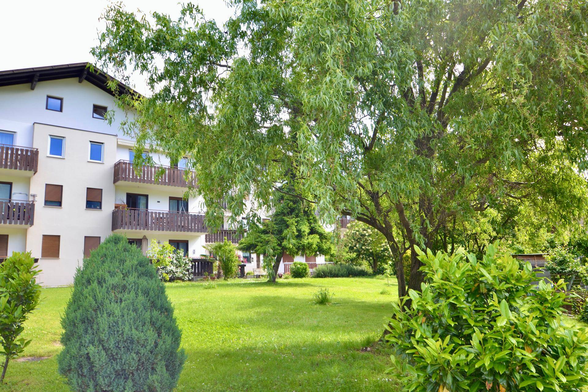 Top-saniertes 3-Zimmer-Wohnjuwel im Burggrafenamt – Ruhe, Bergblick & Qualität vereint! / Trilocale ristrutturato nel cuore del Burgraviato: tranquillità, vista montagne e comfort / Renovated 3-room apartment in Burggrafenamt – peace, mountain views & lifestyle.