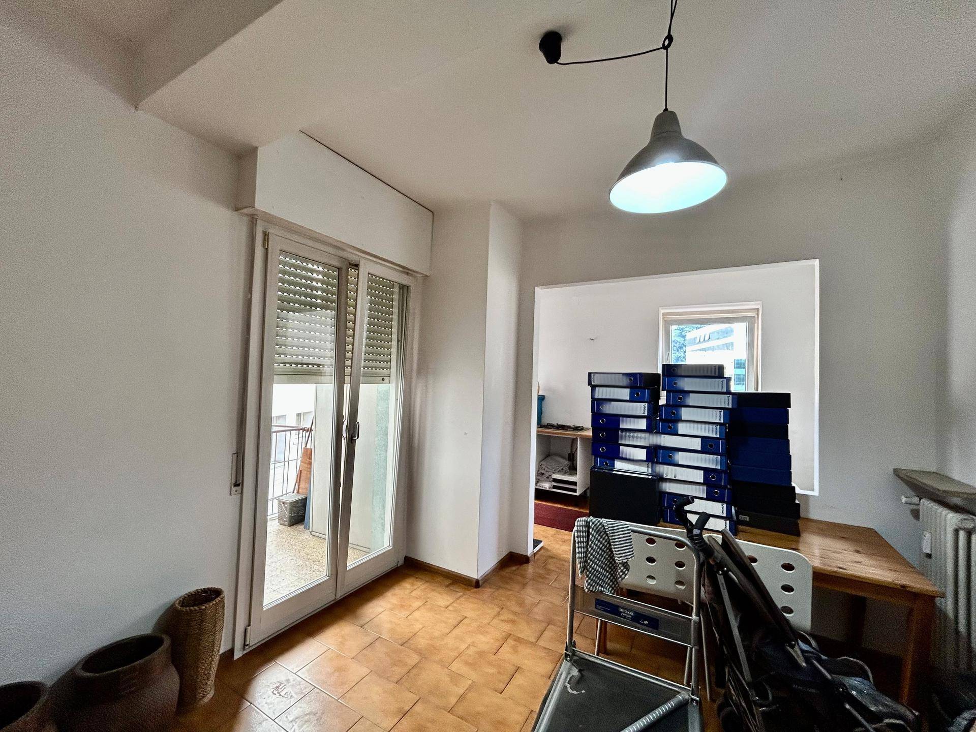 Bozen Zentrum, Nähe Universität, Investitionsobjekt, Studenten-WG geeignet, 4. Stock mit Aufzug, Große Wohnküche, Kleine Terrasse, 4 große Schlafzimmer, 2 Balkone, Großes Badezimmer, Abstellkammer, Keller inklusive, Gemeinschaftlicher Dachboden, Hohe Mietrendite, Sehr gute Lage, Alles fußläufig erreichbar, Öffentliche Verkehrsmittel in der Nähe, Perfekt für Vermietung, Seltene Gelegenheit, Renditestark