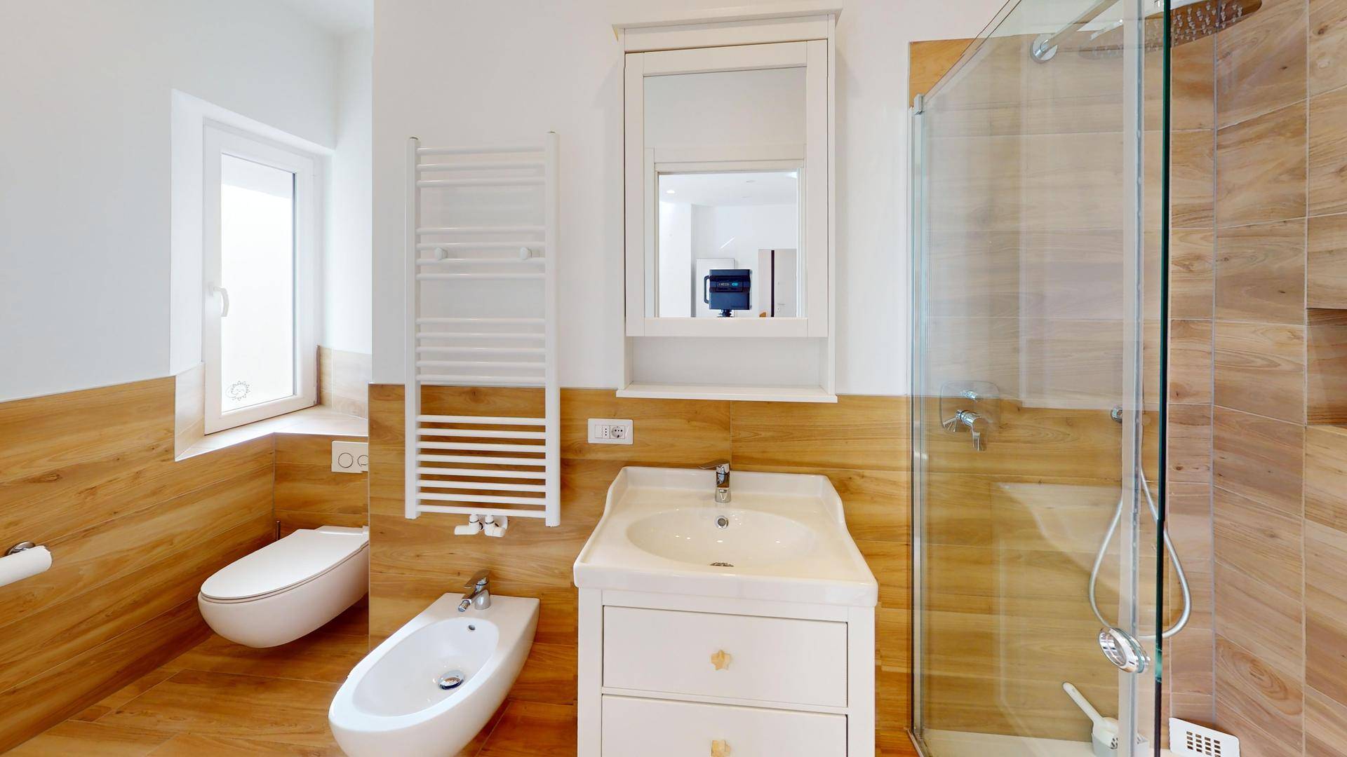 Modernes Badezimmer mit Holzoptik-Fliesen, Dusche, Bidet und beheiztem Handtuchhalter.