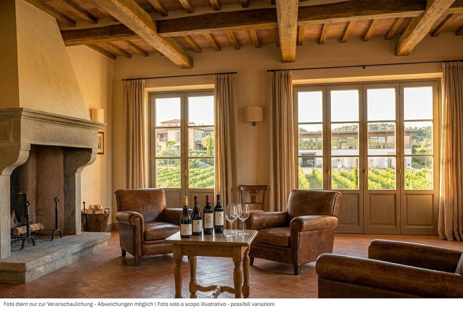 Gemütliches Wohnzimmer mit Kamin, Ledersesseln und Blick auf die umliegenden Weinberge.