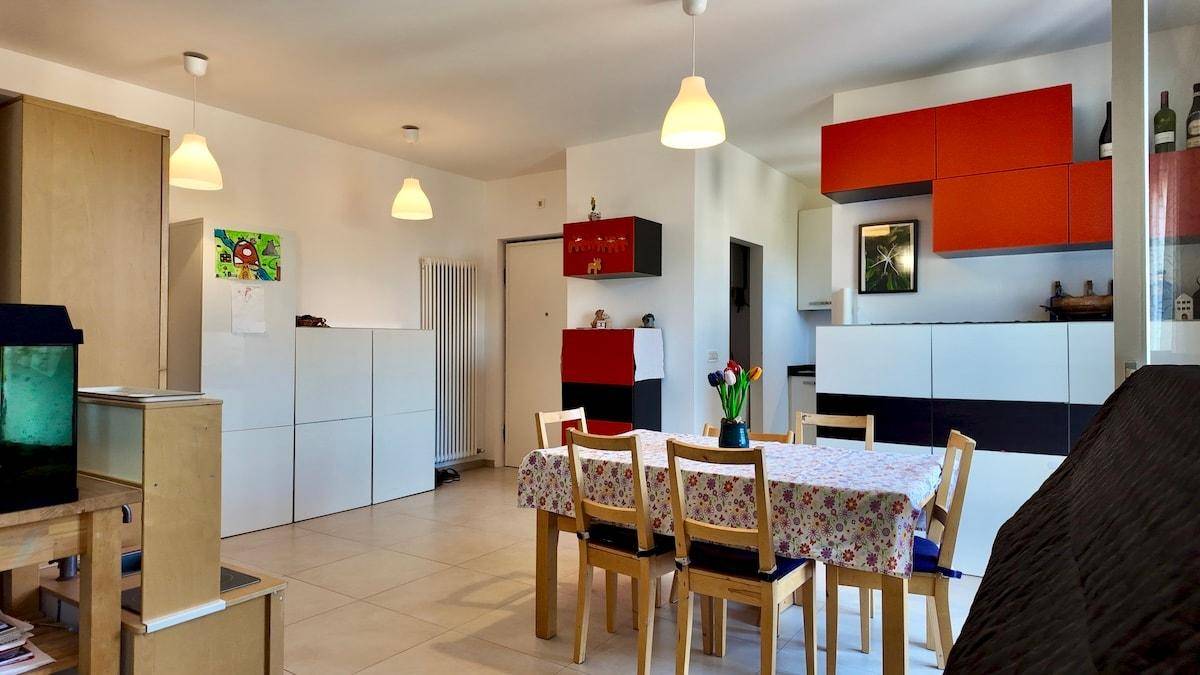 Offener Wohn- und Essbereich mit Esstisch, Pendelleuchten und Blick auf den angrenzenden Wohnbereich.