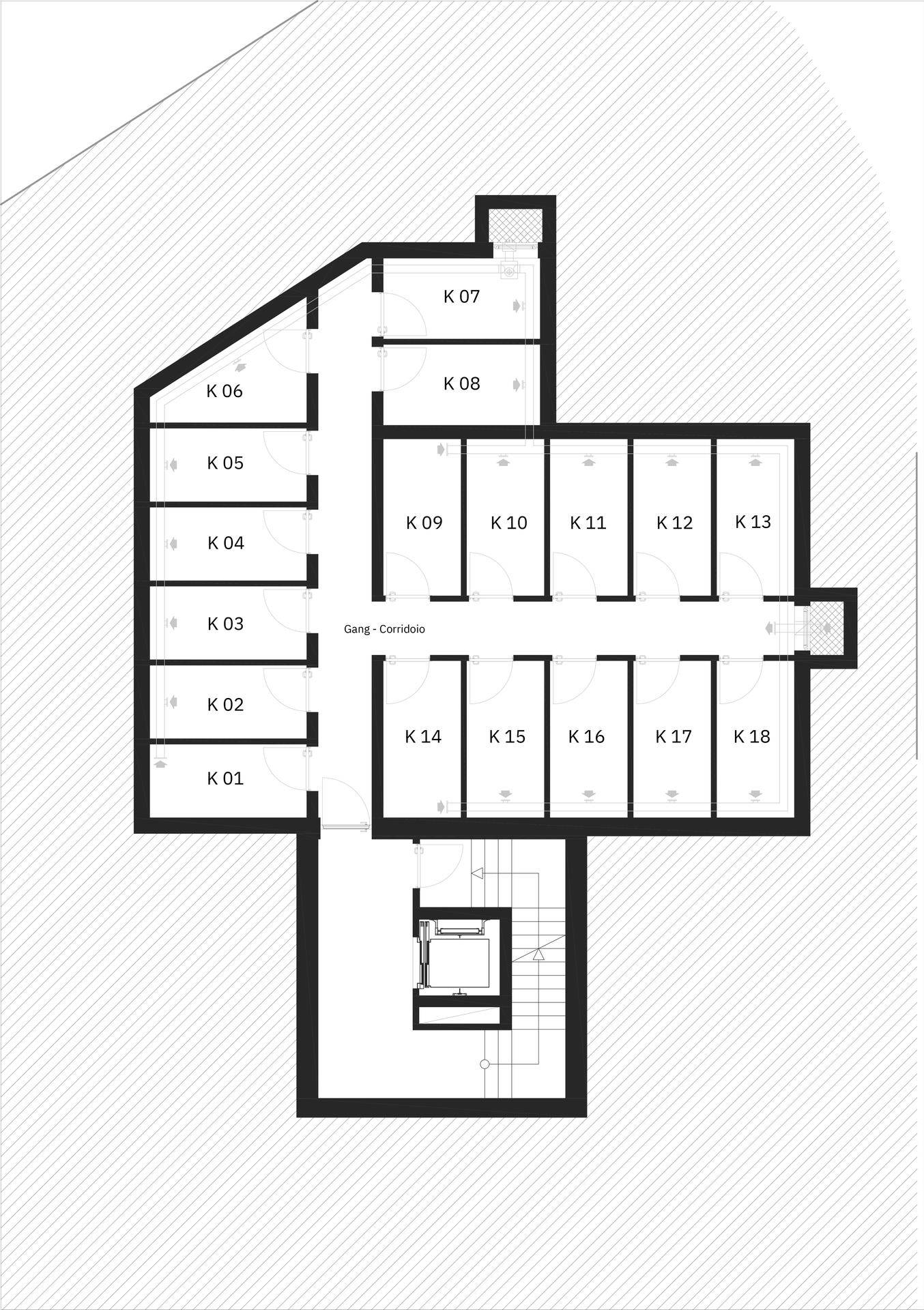 Grundriss des Kellergeschosses mit zahlreichen individuellen Abstellräumen und einem Flur.