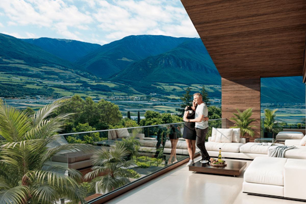 Großer Balkon mit bequemen Loungemöbeln und atemberaubendem Blick auf das Tal und die Berge.