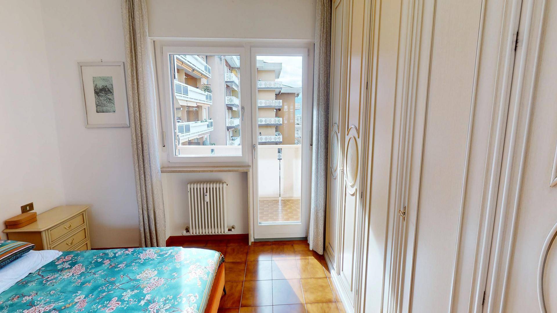 Detailansicht des großen, hellen Einbauschrankes im Schlafzimmer mit Balkonzugang.