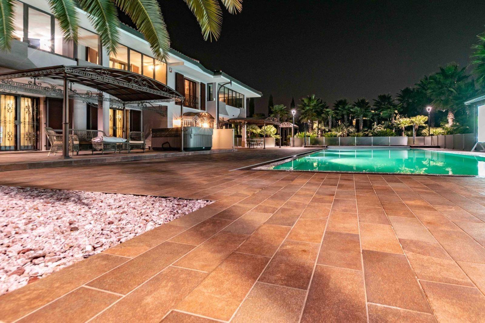 Luxusvilla-am-gardasee-kaufe_villa-am-gardasee-kaufen-haus-am-gardasee-kaufen_exklusive-Villa-am-gardasee_luxus-villa_luxusvilla-am-gardasee_villa-mit-panorama_villa-in-desenzano_comprare-villa-lago-di-garda_vendere-villa-lago-del-garda_Villa-di-lusso_Lago-di-Garda-Villa-esclusiva-con-piscina_Villa-con-vista-sul-lago-Immobile-di-lusso_Lago-di-Garda_Villa-panoramica_Proprietà-sul-Lago-di-Garda_Villa-Desenzano