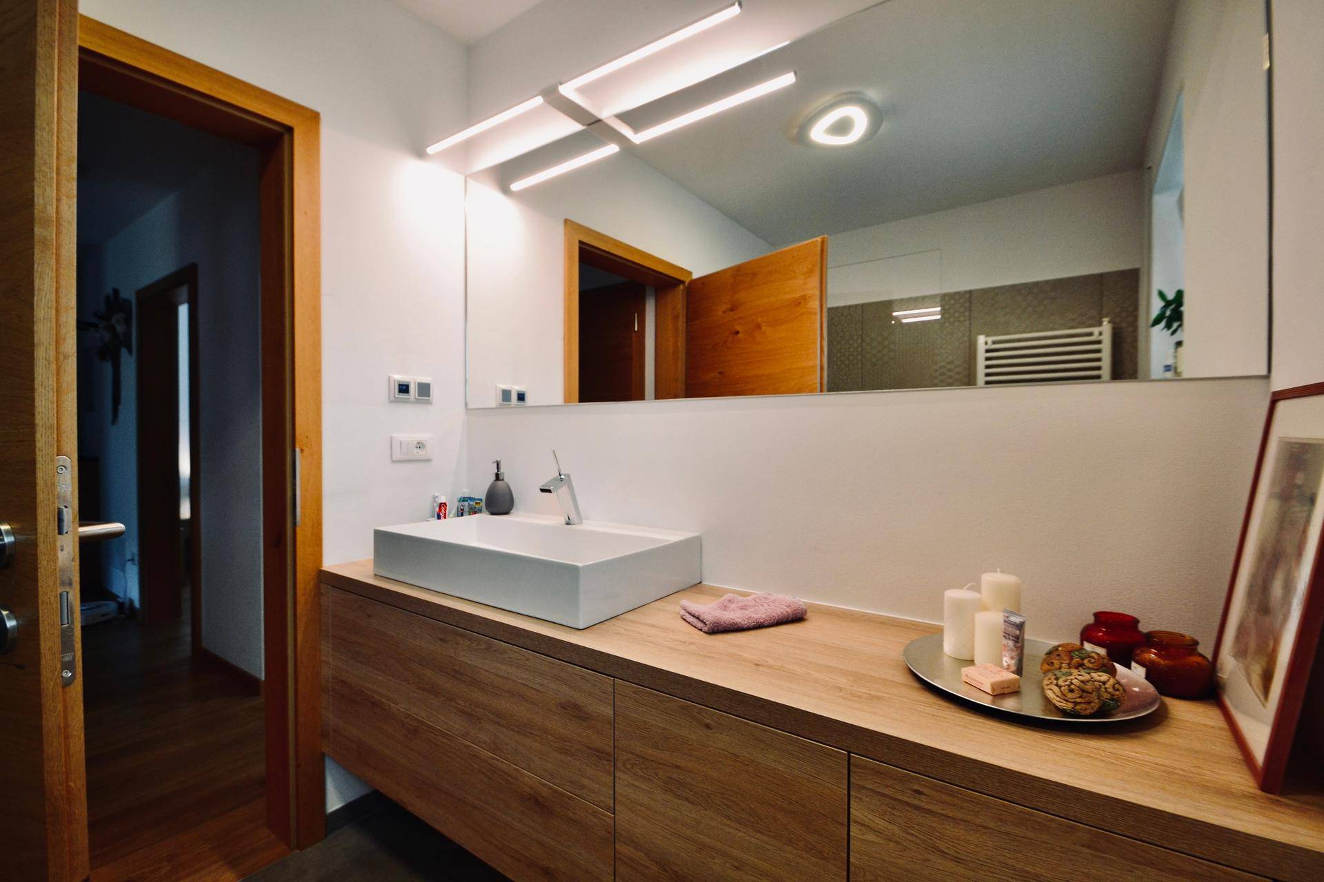 Top-saniertes 3-Zimmer-Wohnjuwel im Burggrafenamt – Ruhe, Bergblick & Qualität vereint! / Trilocale ristrutturato nel cuore del Burgraviato: tranquillità, vista montagne e comfort / Renovated 3-room apartment in Burggrafenamt – peace, mountain views & lifestyle.