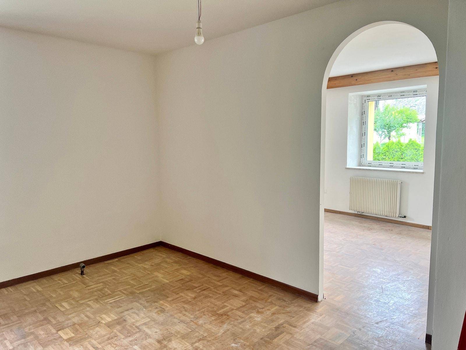 Einfamilienhaus in Latsch – zentrumsnahes Traumhaus mit großer Garage und viel Platz zu verkaufen | Casa unifamiliare in vendita a Laces – posizione centrale, garage spazioso, tanto spazio e grande opportunità | Detached house for sale in Latsch – central location, large garage, lots of space and a unique real estate opportunity.