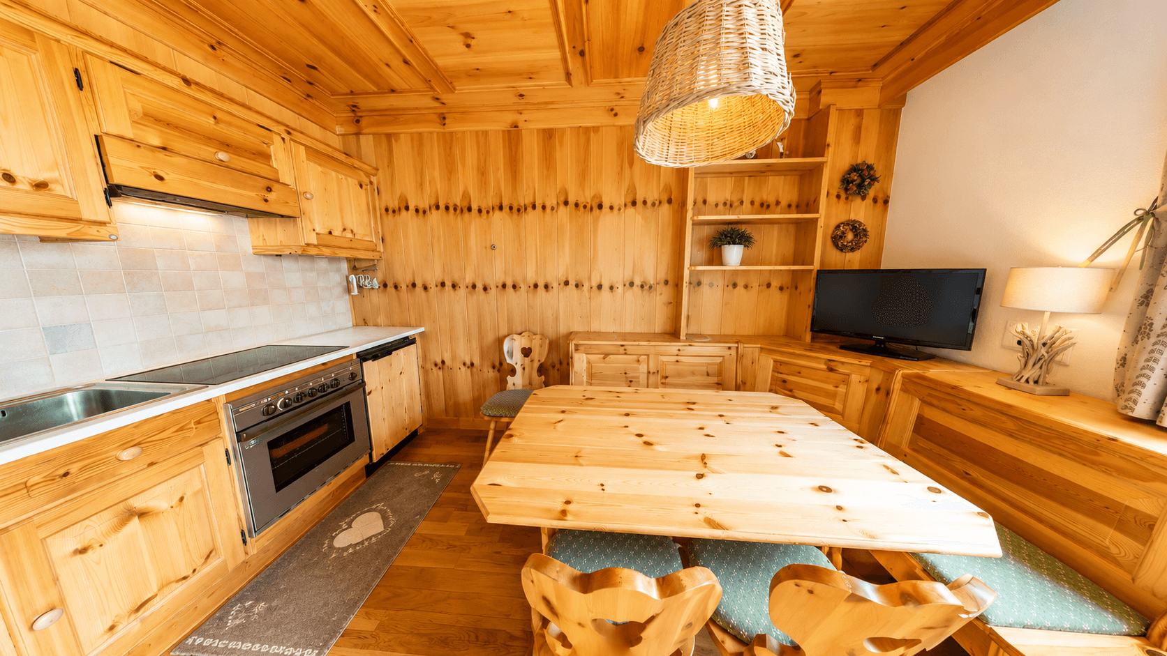 Rustikale Holzküche mit Essbereich, Einbaugeräten und traditionellem Charme.