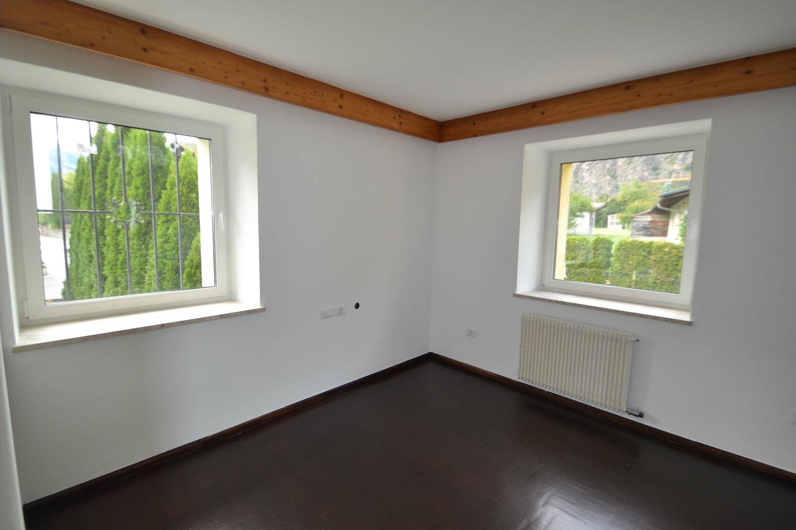 Einfamilienhaus in Latsch – zentrumsnahes Traumhaus mit großer Garage und viel Platz zu verkaufen | Casa unifamiliare in vendita a Laces – posizione centrale, garage spazioso, tanto spazio e grande opportunità | Detached house for sale in Latsch – central location, large garage, lots of space and a unique real estate opportunity.
