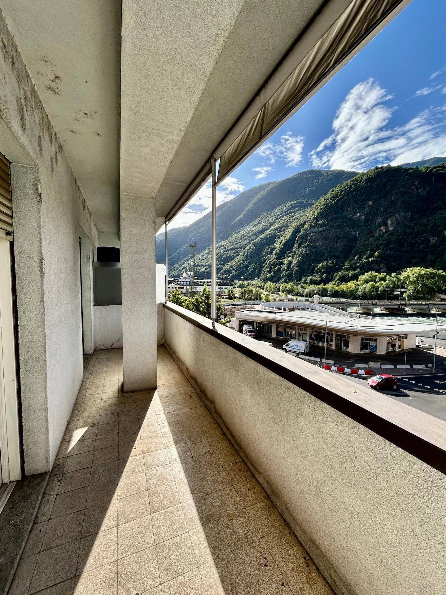 Bozen Zentrum, Nähe Universität, Investitionsobjekt, Studenten-WG geeignet, 4. Stock mit Aufzug, Große Wohnküche, Kleine Terrasse, 4 große Schlafzimmer, 2 Balkone, Großes Badezimmer, Abstellkammer, Keller inklusive, Gemeinschaftlicher Dachboden, Hohe Mietrendite, Sehr gute Lage, Alles fußläufig erreichbar, Öffentliche Verkehrsmittel in der Nähe, Perfekt für Vermietung, Seltene Gelegenheit, Renditestark