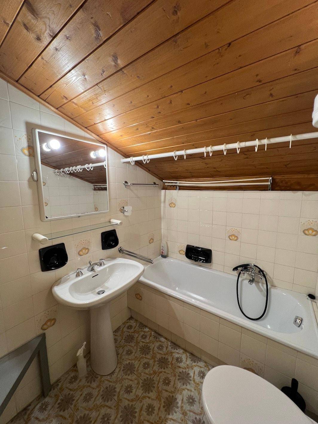 Gadertal_Abtei_Pedratsches_traditionell_nicht konventioniert_Skigebiet_Bergpanorama_Mansardenwohnung_Dachgeschoss