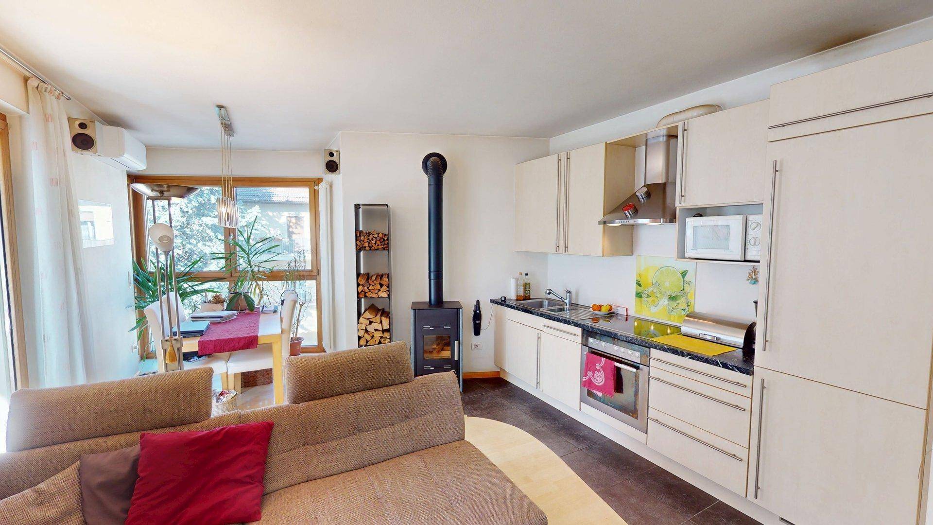 Meran-Merano-Wohnung-zu-verkaufen-vendesi-appartamento-kaufen-acquistare-Untermais-Maia-Bassa-Petrarca-Balkon-balcone-Stellplatz-posto-macchina-Seeber-Immobilien-nacktes-Eigentum-Investition-Geldanlage-nuda-proprietà-investimento-Wohnzimmer-angolo-cottura-soggiorno-Kochecke-Fenster-finestra-Bad-bagno-Schlafzimmer-camera-ripostiglio-Abstellkammer-Süd-West-sud-ovest-Kamin-Klima-aria-condizionata