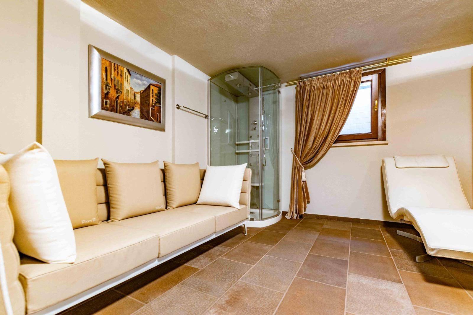 Luxusvilla-am-gardasee-kaufe_villa-am-gardasee-kaufen-haus-am-gardasee-kaufen_exklusive-Villa-am-gardasee_luxus-villa_luxusvilla-am-gardasee_villa-mit-panorama_villa-in-desenzano_comprare-villa-lago-di-garda_vendere-villa-lago-del-garda_Villa-di-lusso_Lago-di-Garda-Villa-esclusiva-con-piscina_Villa-con-vista-sul-lago-Immobile-di-lusso_Lago-di-Garda_Villa-panoramica_Proprietà-sul-Lago-di-Garda_Villa-Desenzano