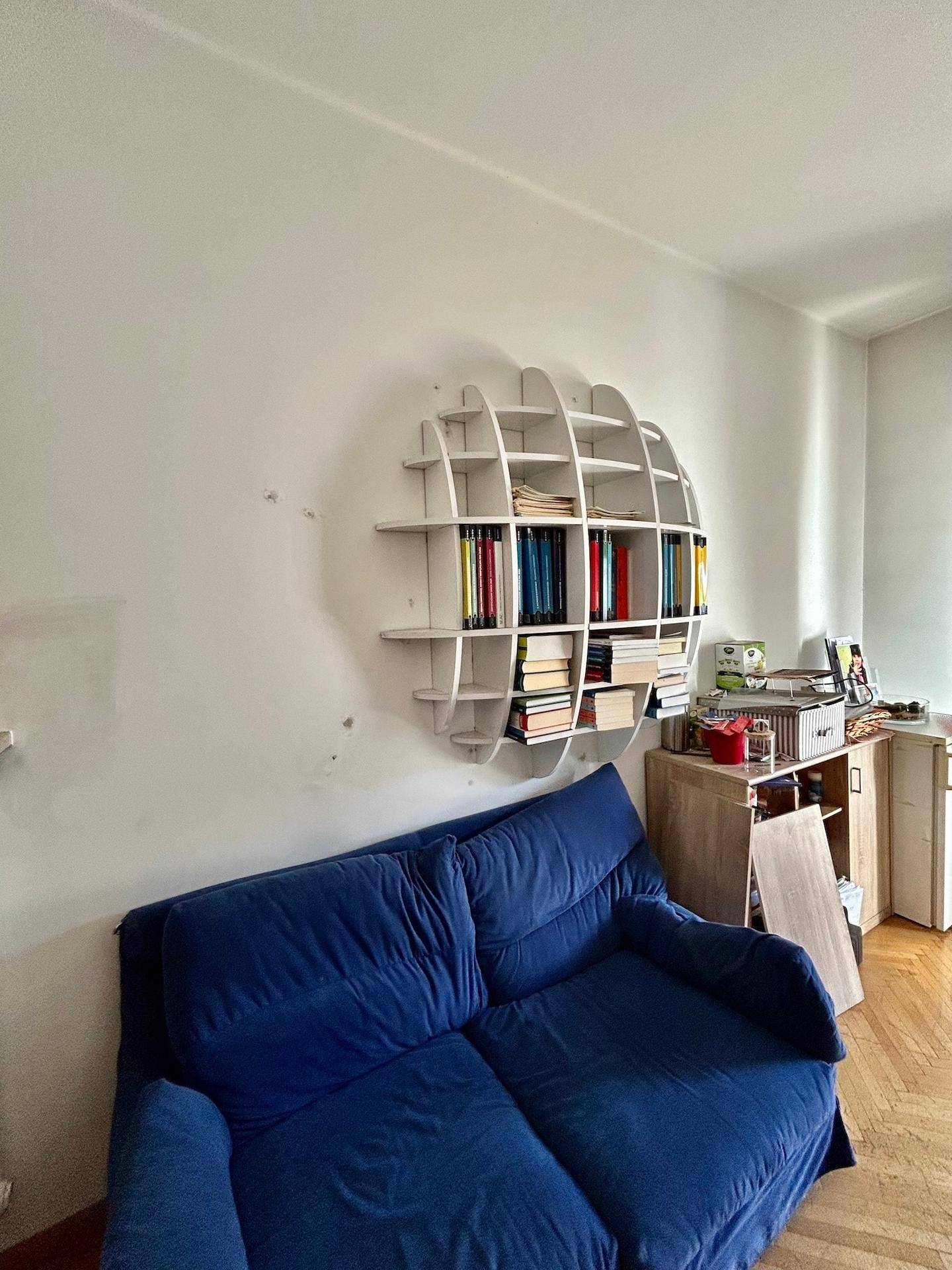 Bozen Zentrum, Nähe Universität, Investitionsobjekt, Studenten-WG geeignet, 4. Stock mit Aufzug, Große Wohnküche, Kleine Terrasse, 4 große Schlafzimmer, 2 Balkone, Großes Badezimmer, Abstellkammer, Keller inklusive, Gemeinschaftlicher Dachboden, Hohe Mietrendite, Sehr gute Lage, Alles fußläufig erreichbar, Öffentliche Verkehrsmittel in der Nähe, Perfekt für Vermietung, Seltene Gelegenheit, Renditestark