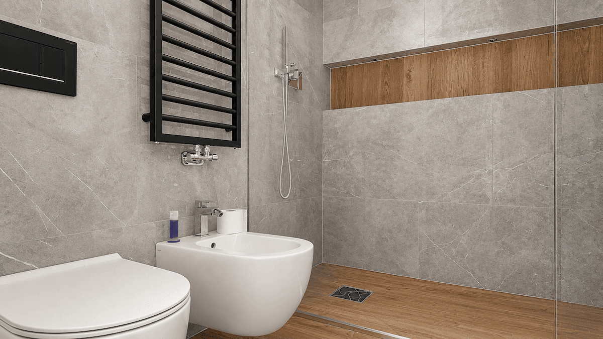 Modernes Badezimmer mit grauen Fliesen, Bidet, Wand-WC und begehbarer Dusche.