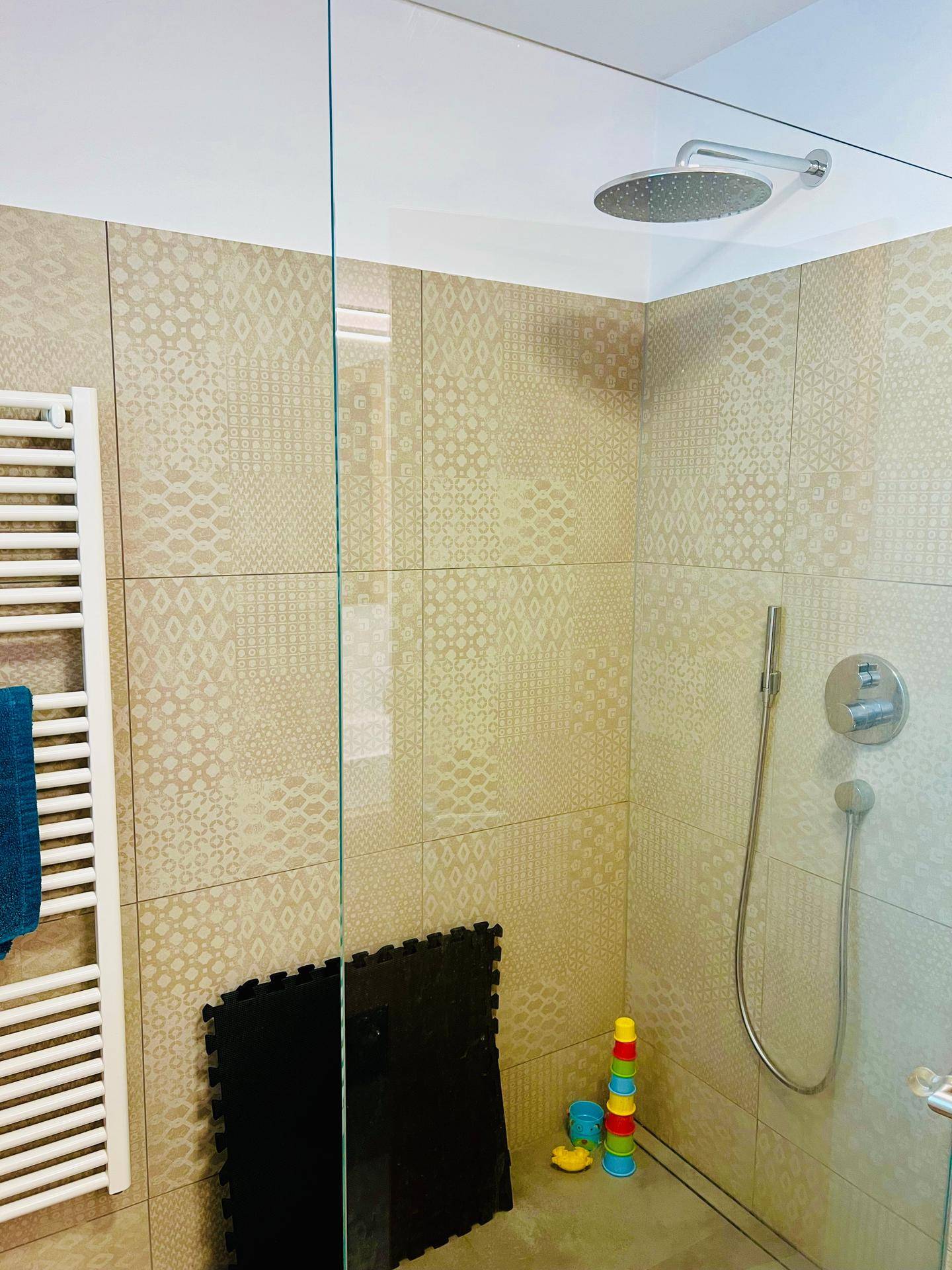 Top-saniertes 3-Zimmer-Wohnjuwel im Burggrafenamt – Ruhe, Bergblick & Qualität vereint! / Trilocale ristrutturato nel cuore del Burgraviato: tranquillità, vista montagne e comfort / Renovated 3-room apartment in Burggrafenamt – peace, mountain views & lifestyle.