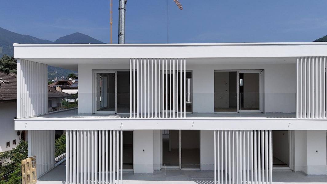 Brixen-Neubau-Luxus-Penthous-Immobilien-Plose-Wohnung-Garten-Wandern-Berge-Stadt-Bischofsstadt-White-Residence-Bressanone-Nuova Costruzione-Attico-di-lusso-Immobili-Plose-Appartamento-Giardino-Escursioni-Montagna-Città-Città Vescovile-Residenza Bianca