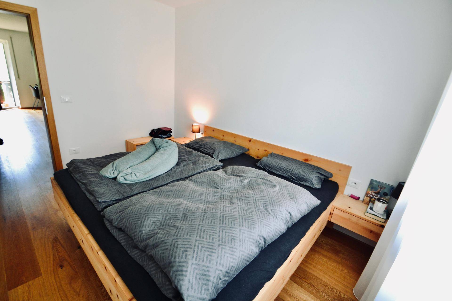 Top-saniertes 3-Zimmer-Wohnjuwel im Burggrafenamt – Ruhe, Bergblick & Qualität vereint! / Trilocale ristrutturato nel cuore del Burgraviato: tranquillità, vista montagne e comfort / Renovated 3-room apartment in Burggrafenamt – peace, mountain views & lifestyle.