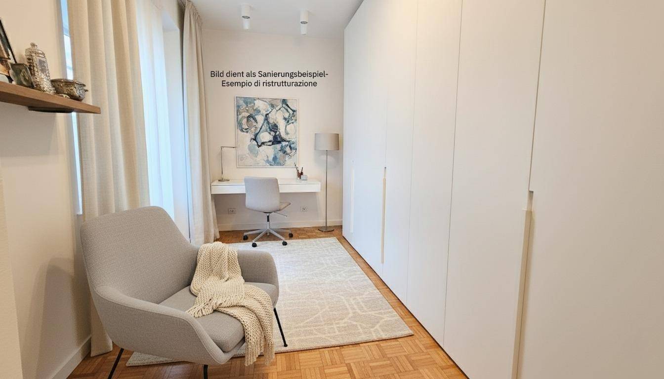 Modernes Arbeitszimmer mit Einbauschränken, Schreibtisch und Parkettboden, ideal für Home-Office.