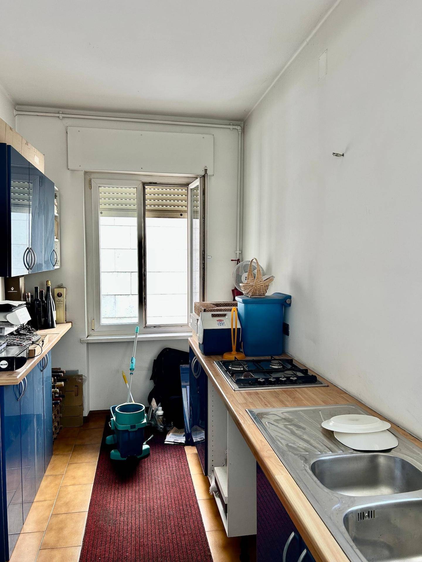 Bozen Zentrum, Nähe Universität, Investitionsobjekt, Studenten-WG geeignet, 4. Stock mit Aufzug, Große Wohnküche, Kleine Terrasse, 4 große Schlafzimmer, 2 Balkone, Großes Badezimmer, Abstellkammer, Keller inklusive, Gemeinschaftlicher Dachboden, Hohe Mietrendite, Sehr gute Lage, Alles fußläufig erreichbar, Öffentliche Verkehrsmittel in der Nähe, Perfekt für Vermietung, Seltene Gelegenheit, Renditestark
