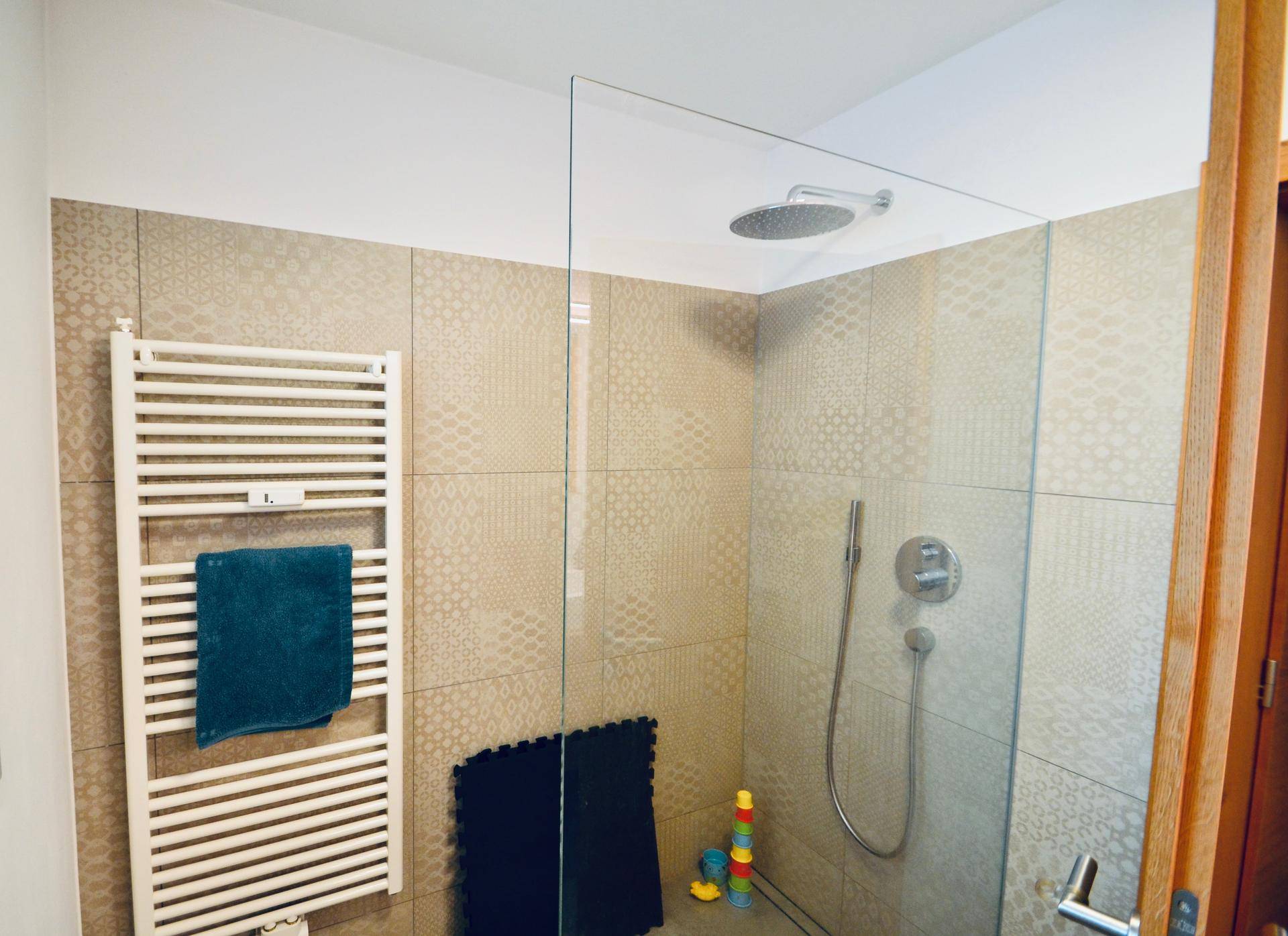 Top-saniertes 3-Zimmer-Wohnjuwel im Burggrafenamt – Ruhe, Bergblick & Qualität vereint! / Trilocale ristrutturato nel cuore del Burgraviato: tranquillità, vista montagne e comfort / Renovated 3-room apartment in Burggrafenamt – peace, mountain views & lifestyle.