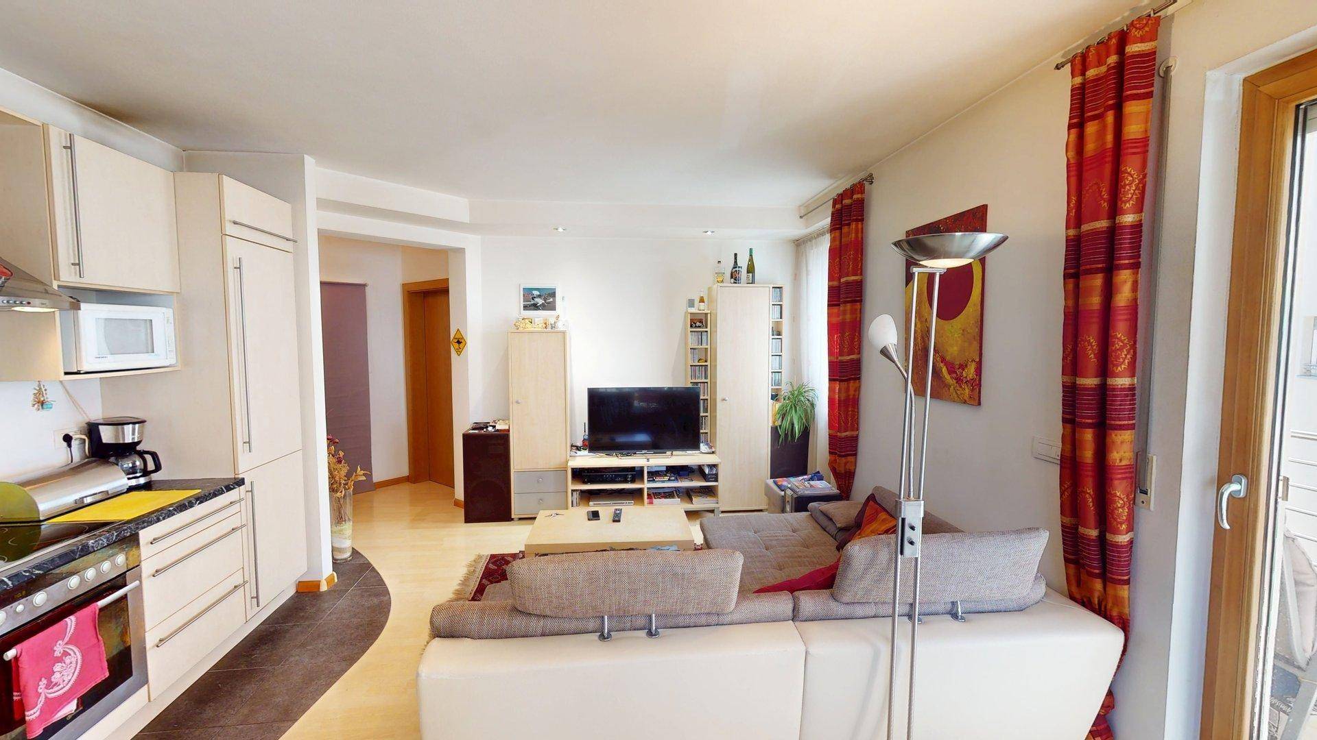 Meran-Merano-Wohnung-zu-verkaufen-vendesi-appartamento-kaufen-acquistare-Untermais-Maia-Bassa-Petrarca-Balkon-balcone-Stellplatz-posto-macchina-Seeber-Immobilien-nacktes-Eigentum-Investition-Geldanlage-nuda-proprietà-investimento-Wohnzimmer-angolo-cottura-soggiorno-Kochecke-Fenster-finestra-Bad-bagno-Schlafzimmer-camera-ripostiglio-Abstellkammer-Süd-West-sud-ovest-Kamin-Klima-aria-condizionata
