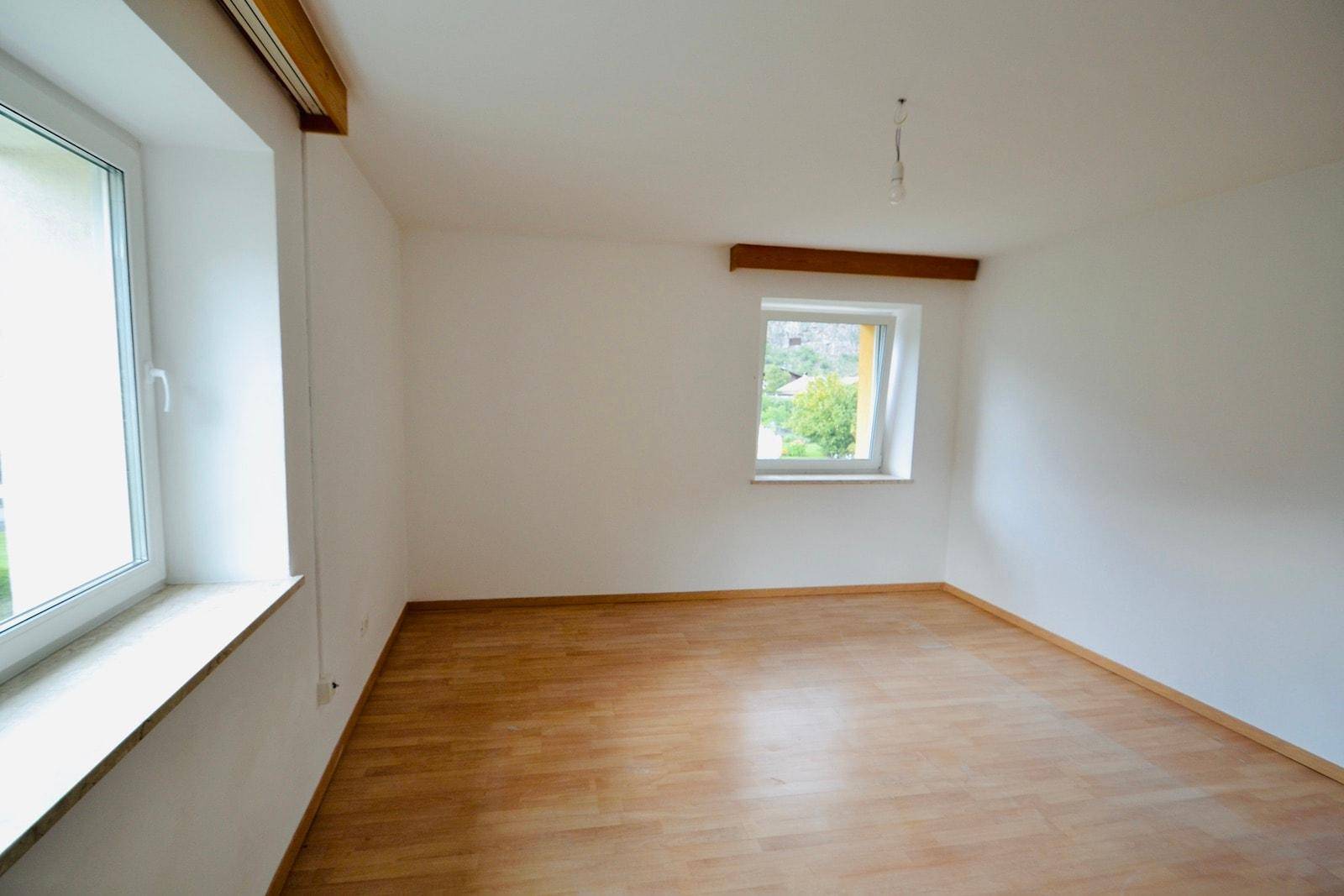 Einfamilienhaus in Latsch – zentrumsnahes Traumhaus mit großer Garage und viel Platz zu verkaufen | Casa unifamiliare in vendita a Laces – posizione centrale, garage spazioso, tanto spazio e grande opportunità | Detached house for sale in Latsch – central location, large garage, lots of space and a unique real estate opportunity.
