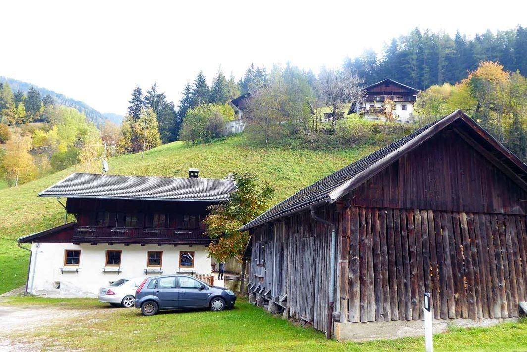 Haus-Lüsen-Bauernhaus-Wohnung-Holzofen-landliches Leben-Wandern-Freiheit-Luxus-grünfläche-Brixen-Würzjoch