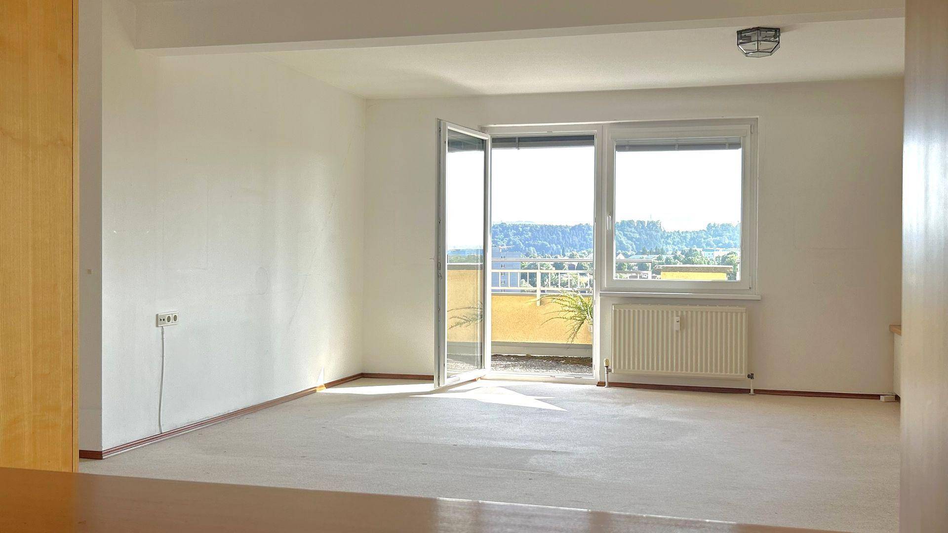 Lichtdurchfluteter Wohnbereich mit direktem Zugang zur Terrasse