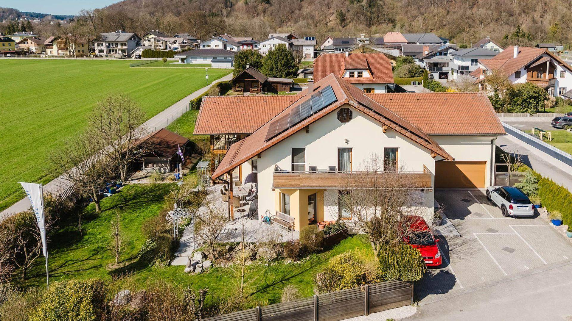 Luftaufnahme des Hauses mit Garten, Solaranlage und umliegenden grünen Feldern.