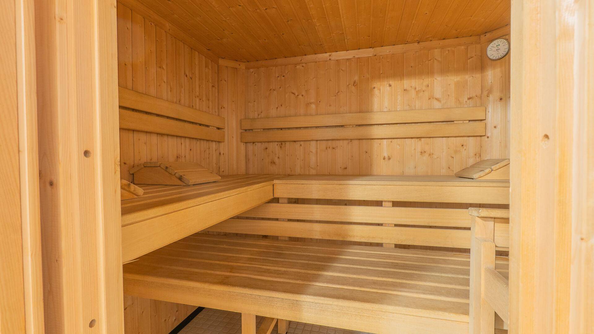 Traditionelle Holzsauna mit mehreren Bänken, ideal zur Entspannung nach einem Skitag.