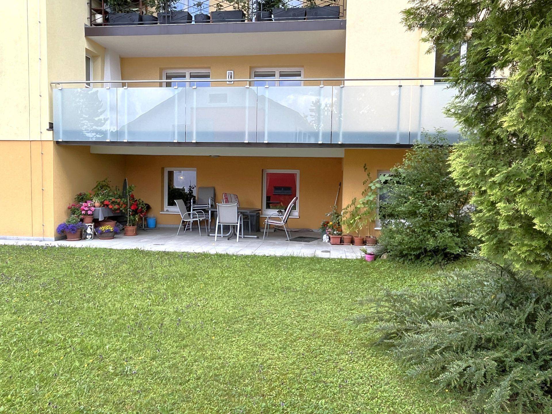 Terrasse mit Garten