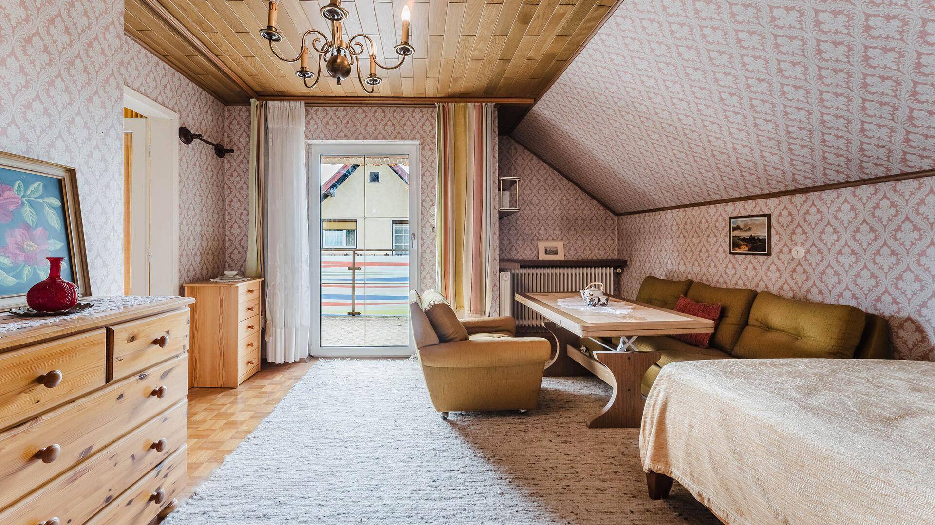 Zimmer mit Zugang zum Balkon