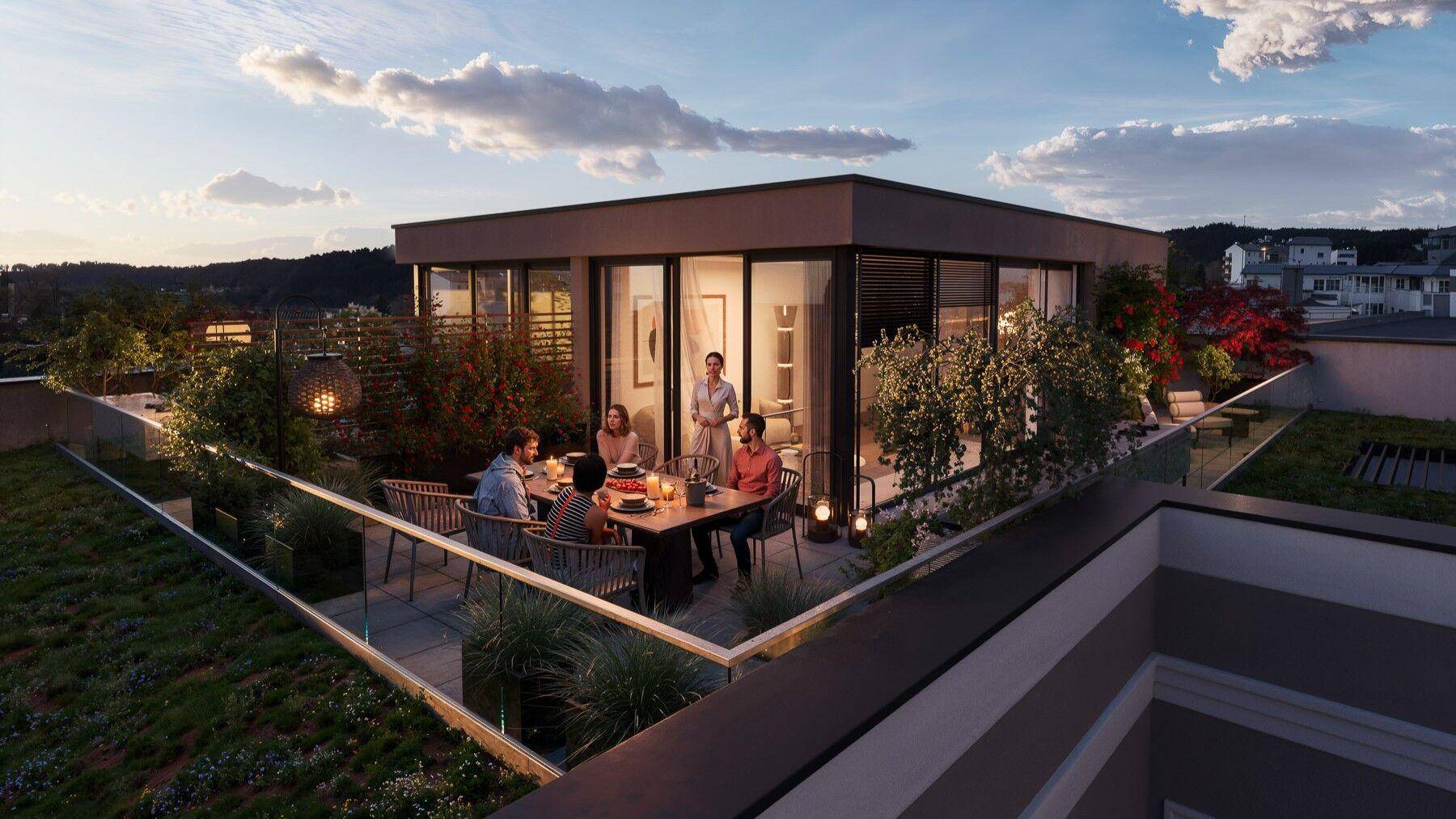Abendliche Dachterrasse mit Sitzbereich, Pflanzen und Blick auf die Umgebung.