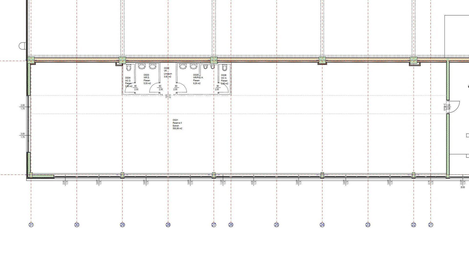 Grundrissplan eines großen Gewerberaums mit eingezeichneten Sanitärbereichen und strukturellen Elementen.
