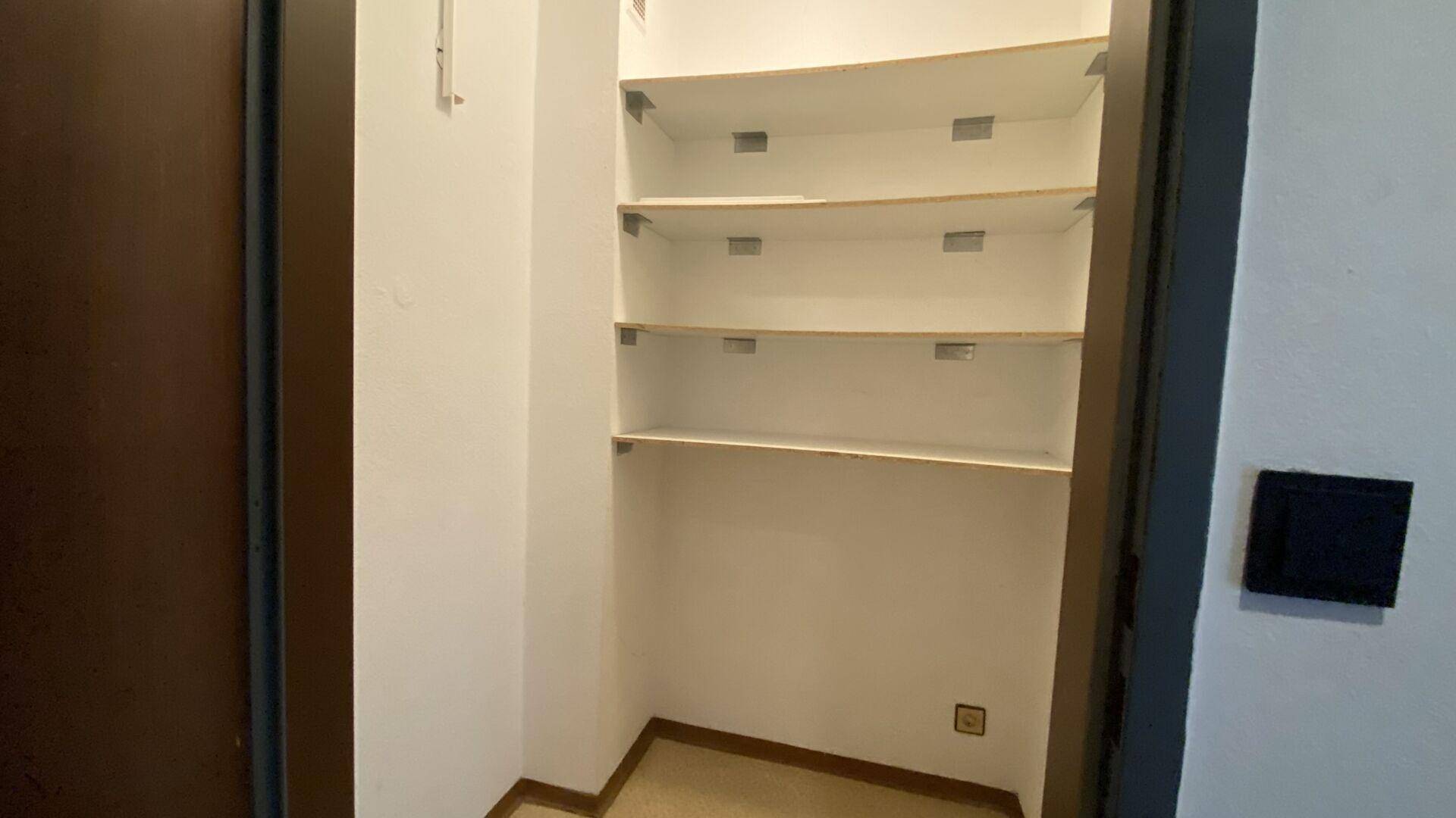 Praktischer Abstellraum mit mehreren Regalböden für zusätzlichen Stauraum.