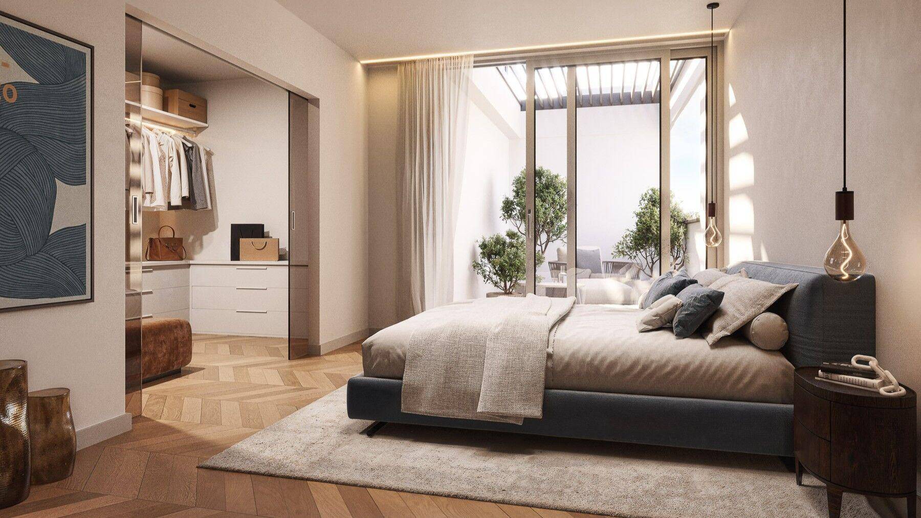 Modernes Schlafzimmer mit Holzboden, großem Bett und begehbarem Kleiderschrank mit Glasfront.
