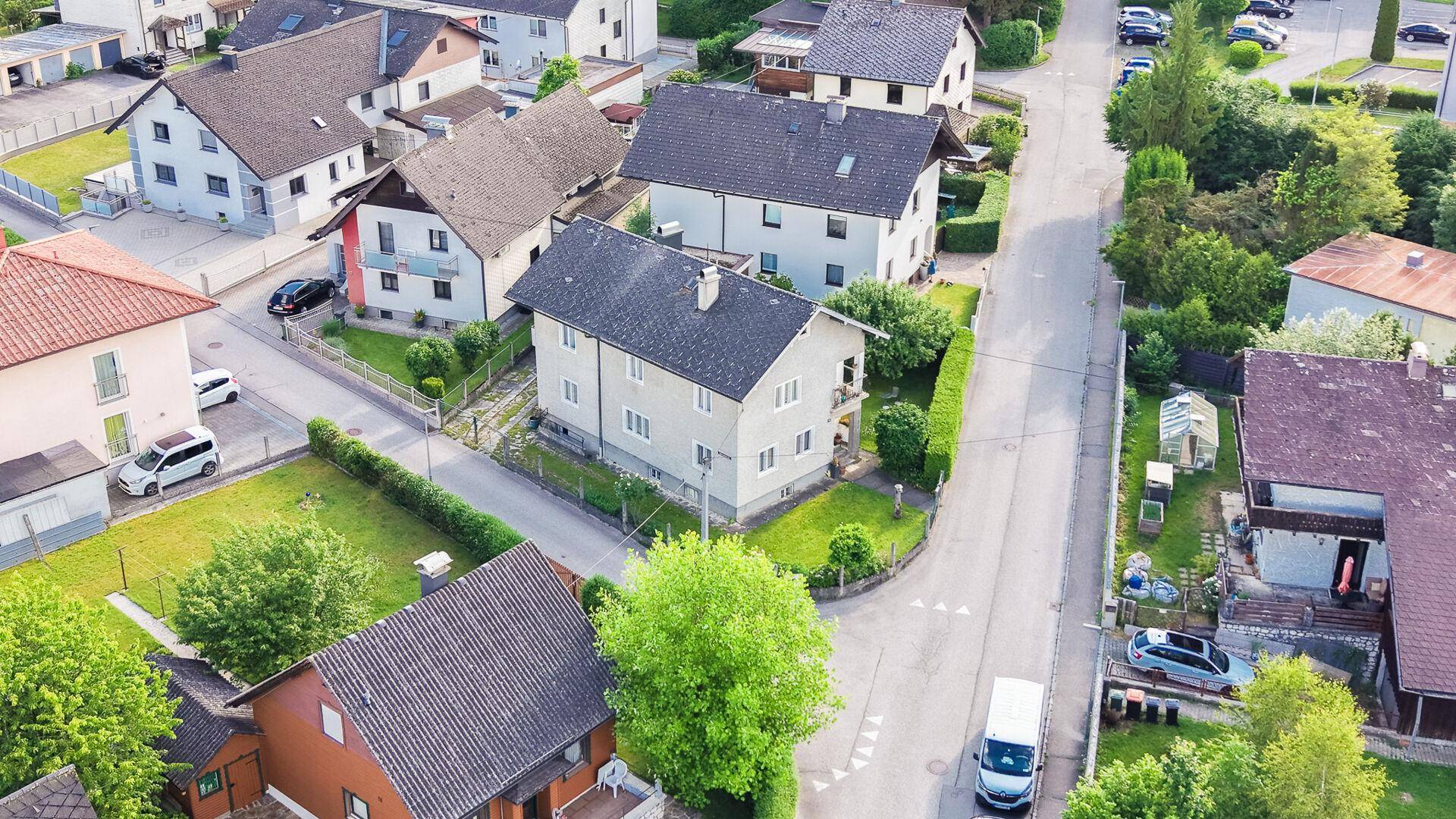 Luftaufnahme des Hauses und der umliegenden Wohngegend mit viel Grün.