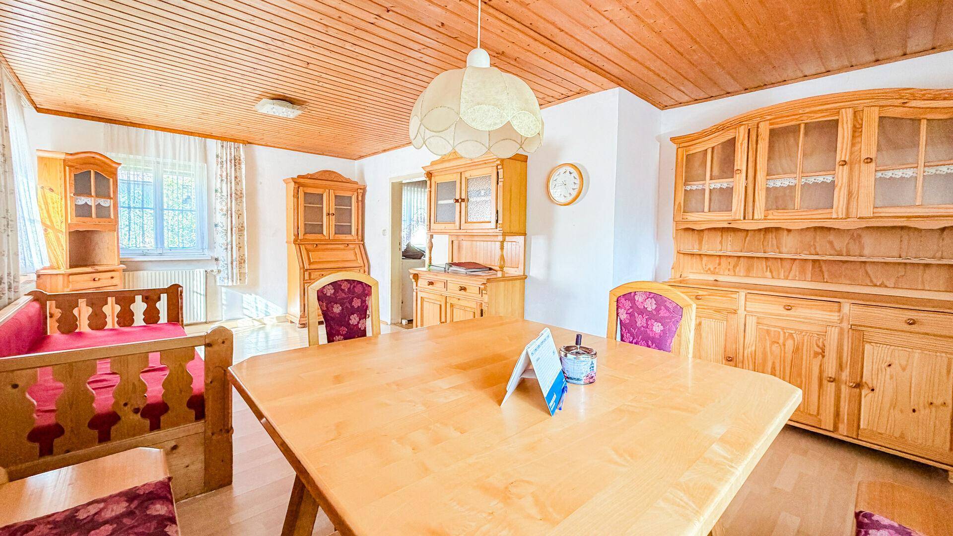 Traditioneller Essbereich mit Holzdecke, rustikalen Holzmöbeln und einem großen Esstisch.