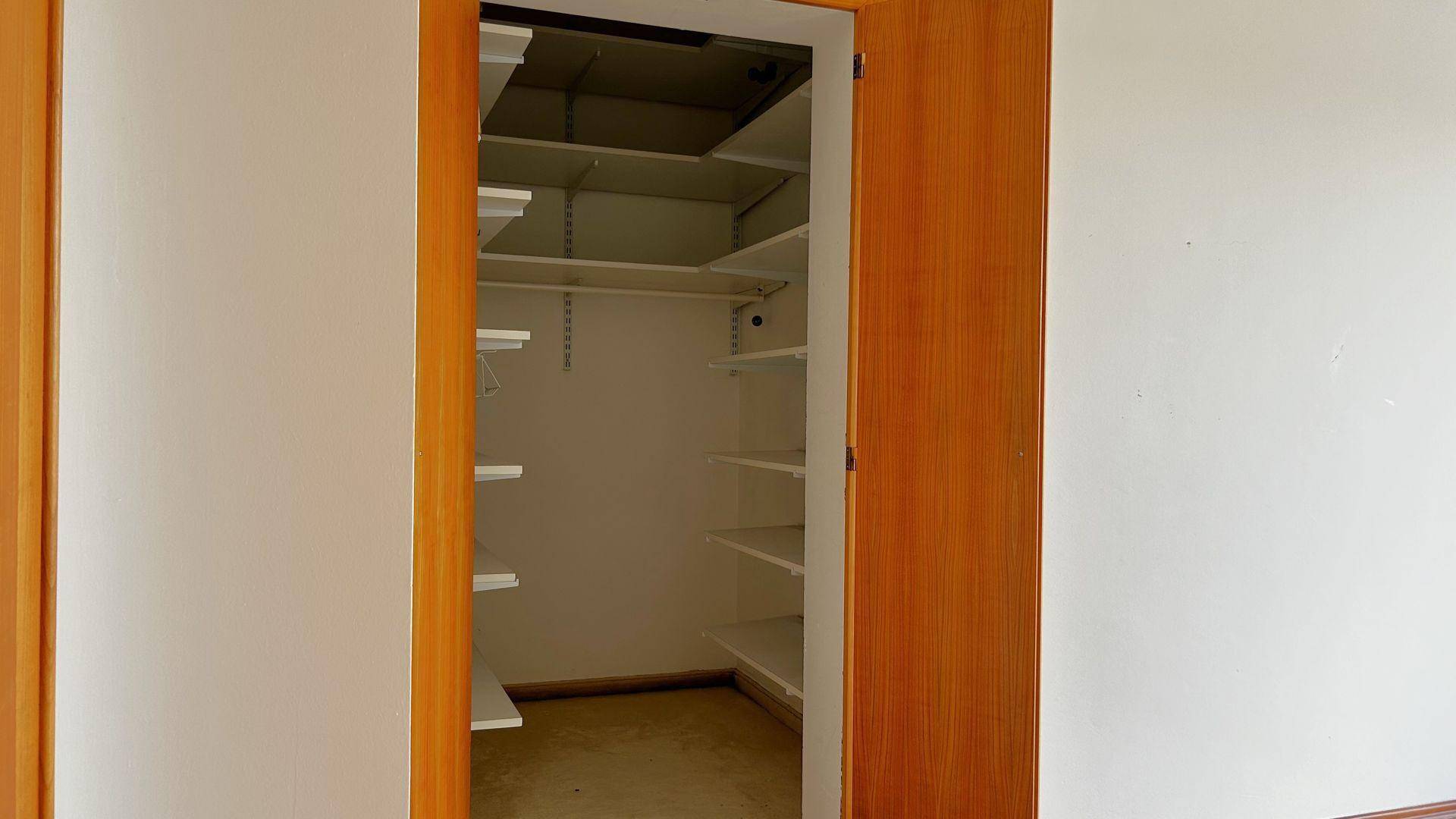 Begehbarer Kleiderschrank