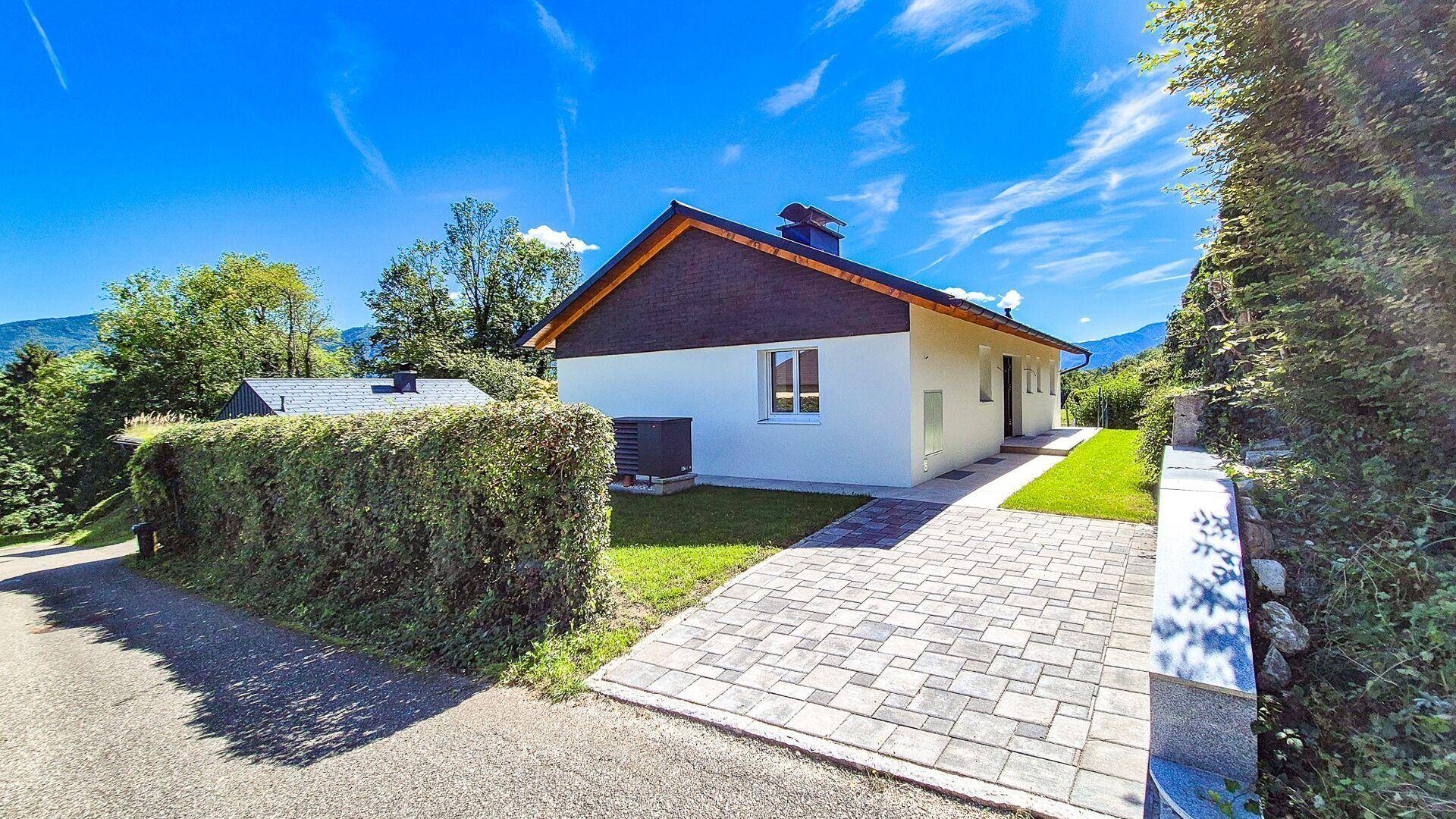 Haus und Parkplatz oben